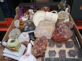 A SMALL TRAY OF COLLECTABLE'S TO INCLUDE A SAMPLE "SPAR ROCK " AMBER TYPE PIECES ETC