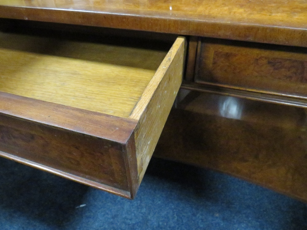 A QUALITY REPRODUCTION WALNUT COFFEE TABLE WITH DRAWERS - Bild 3 aus 4