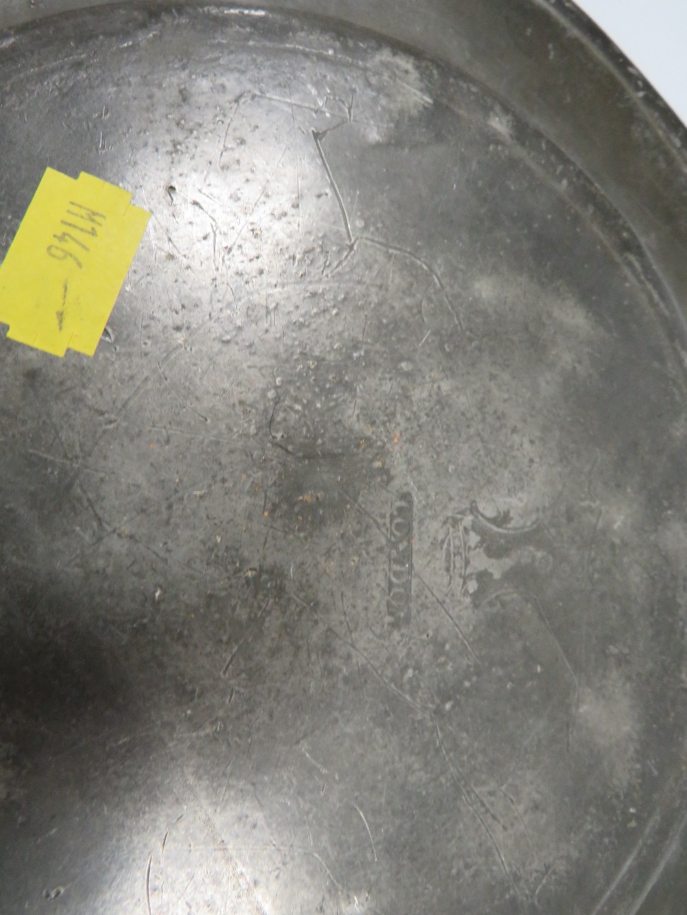 A SET OF EARLY PEWTER GRADUATED PLATES WITH LONDON STAMP MARKS TO REAR AND VARIOUS STAMPS TO FRONT - Image 7 of 7