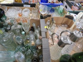 FOUR TRAYS OF ASSORTED GLASSWARE TO INCLUDE COLLECTABLE BOTTLES