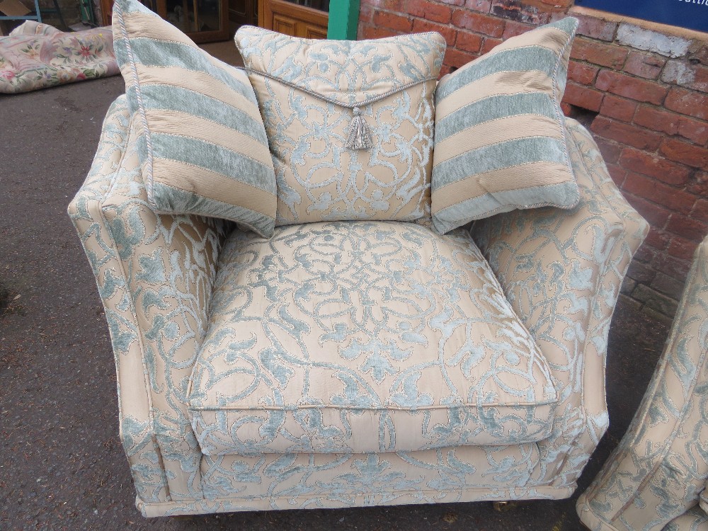 A GOOD QUALITY UPHOLSTERED SILK 3 PIECE SUITE AND 2 STOOLS - Image 4 of 25