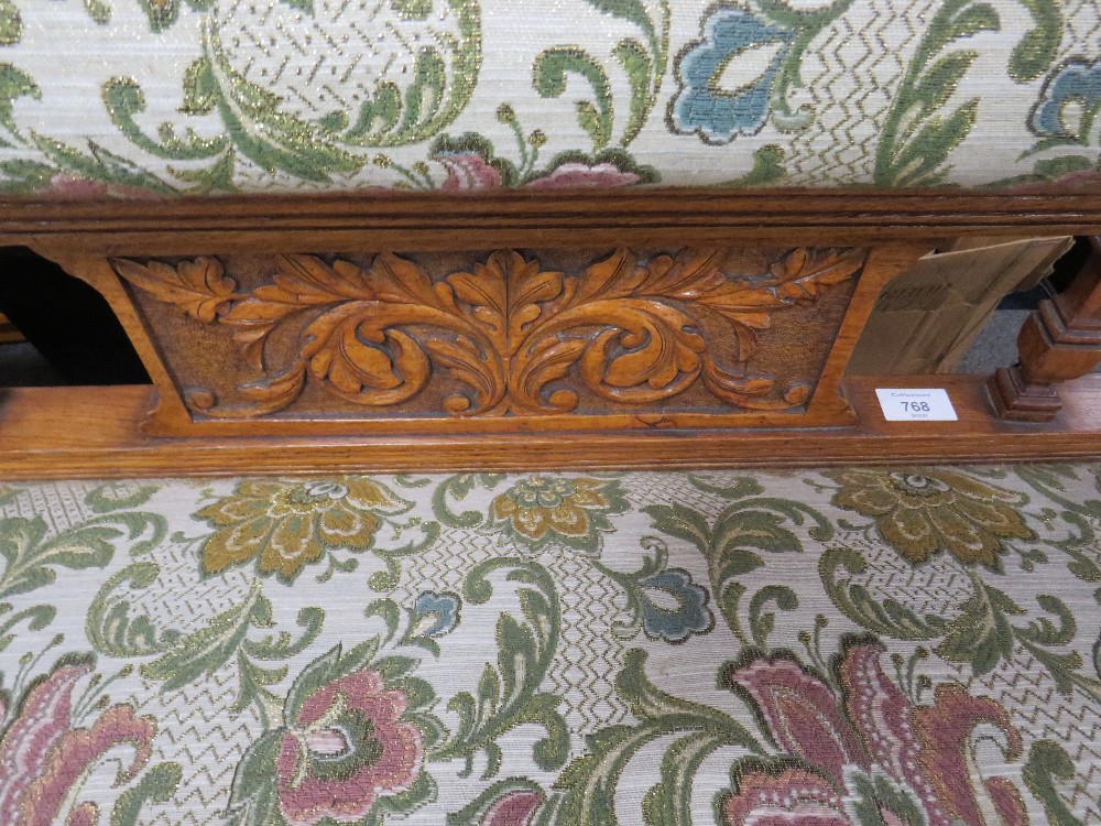 AN EDWARDIAN CARVED OAK CHAISE LONGUE - Image 2 of 2