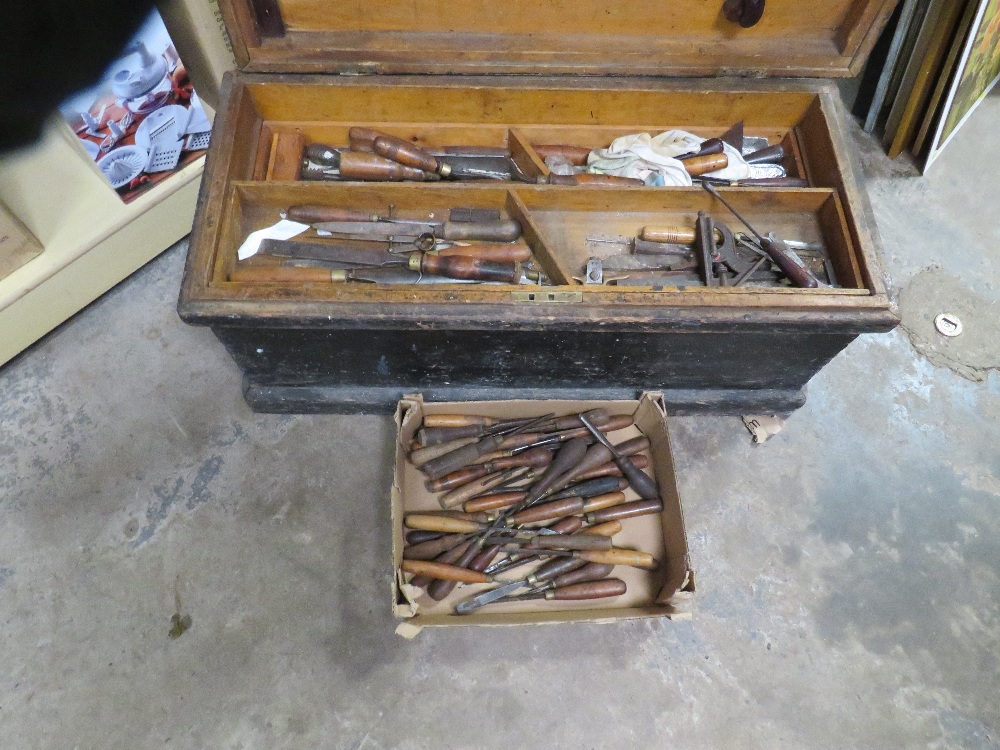 A VINTAGE CARPENTERS WOODEN TRAVEL TOOLBOX AND A TRAY OF CARVING CHISELS - Image 2 of 7