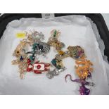 A TRAY OF MIXED COLLECTORS BROOCHES