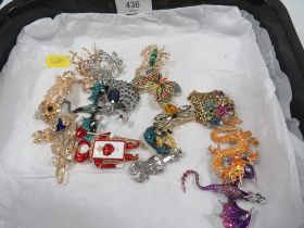A TRAY OF MIXED COLLECTORS BROOCHES