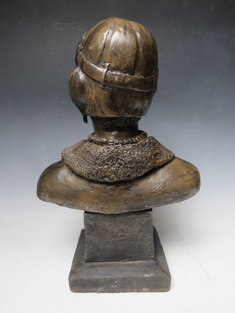 A KEITH LEE SCULPTURE / BUST OF AN RAF PILOT RAISED ON A PLINTH APPROX H 48 CM - Image 5 of 6