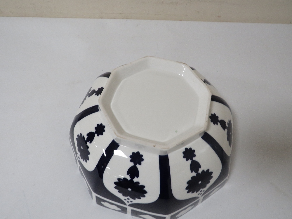 AN UNMARKED BLUE/WHITE OCTAGONAL BOWL IN A CROWN DERBY IMARI STYLE - Image 3 of 3