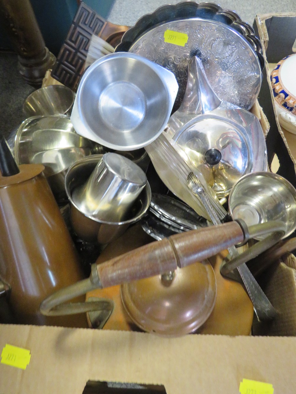 A TRAY OF VINTAGE CERAMICS, TUREENS ETC TOGETHER WITH A TRAY OF ASSORTED METAL WARE - Image 4 of 5