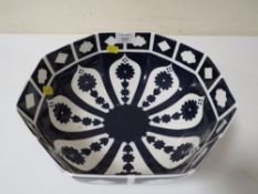 AN UNMARKED BLUE/WHITE OCTAGONAL BOWL IN A CROWN DERBY IMARI STYLE