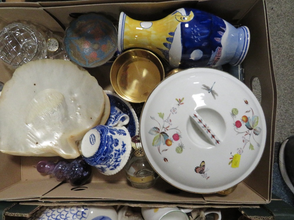 THREE TRAYS OF MIXED COLLECTABLES TO INCLUDE ROYAL WORCESTER TUREEN, FIGURES, BASSETT SWEET JAR ETC - Image 5 of 8