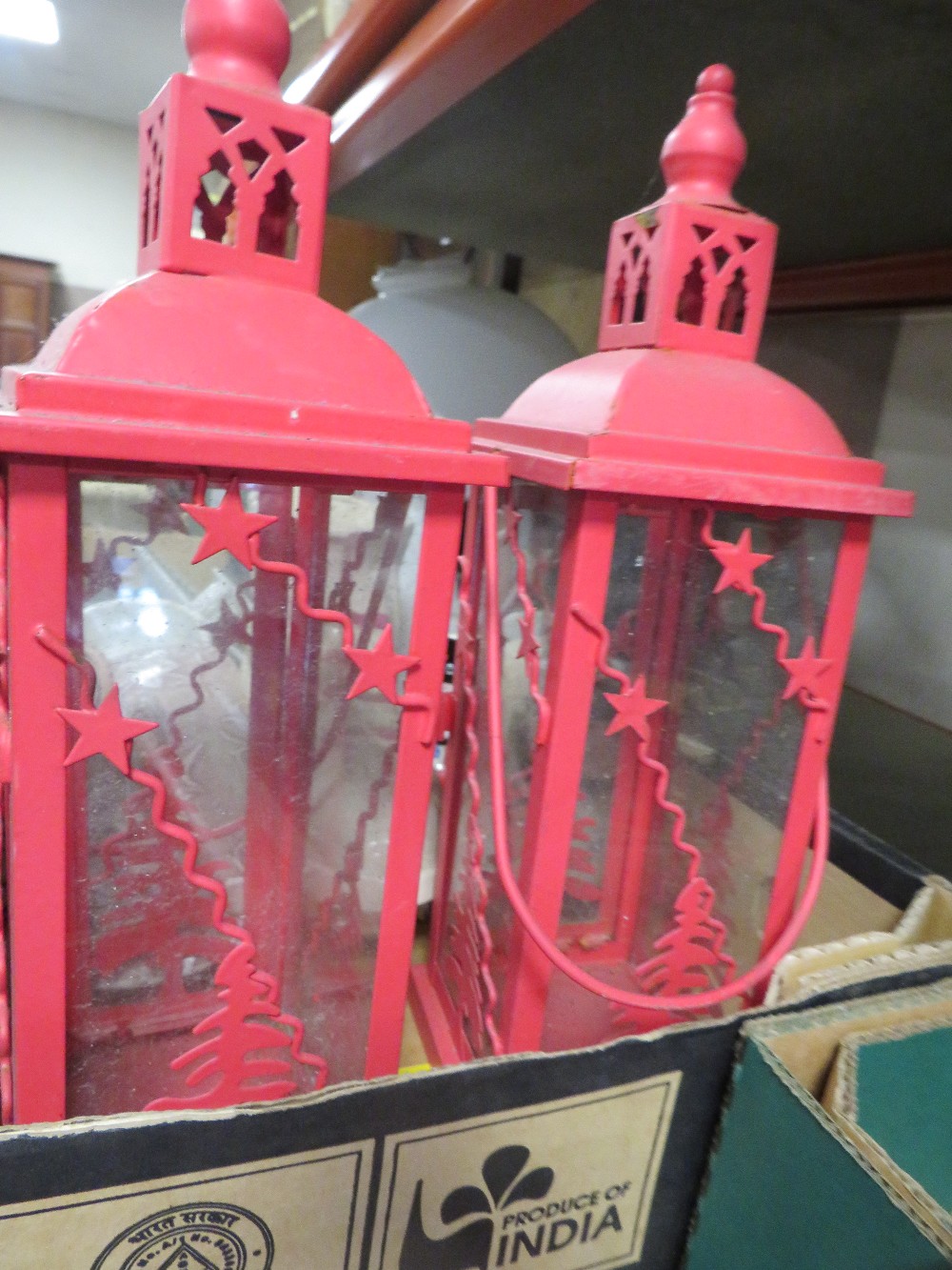 TWO TRAYS OF SUNDRIES TO INCLUDE AN ANTIQUE COACH LANTERN A/F CLOCKS ETC - Image 6 of 7