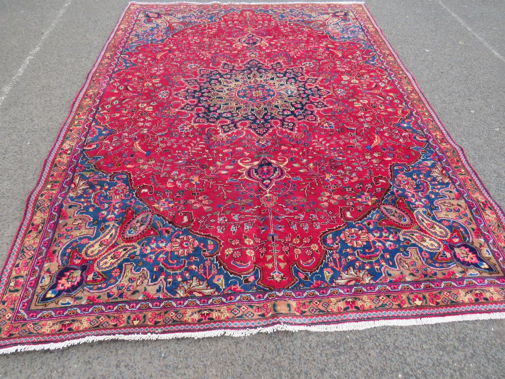 AN ORIENTAL RUG - 330 X 225 CM