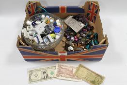 A TRAY OF COLLECTABLE'S TO INCLUDE COSTUME JEWELLERY, THIMBLES ETC