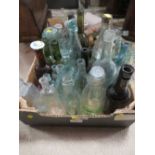 A TRAY OF ANTIQUE AND LATER COLLECTABLE GLASS BOTTLES, STONEWARE BOTTLES ETC