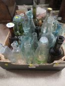 A TRAY OF ANTIQUE AND LATER COLLECTABLE GLASS BOTTLES, STONEWARE BOTTLES ETC