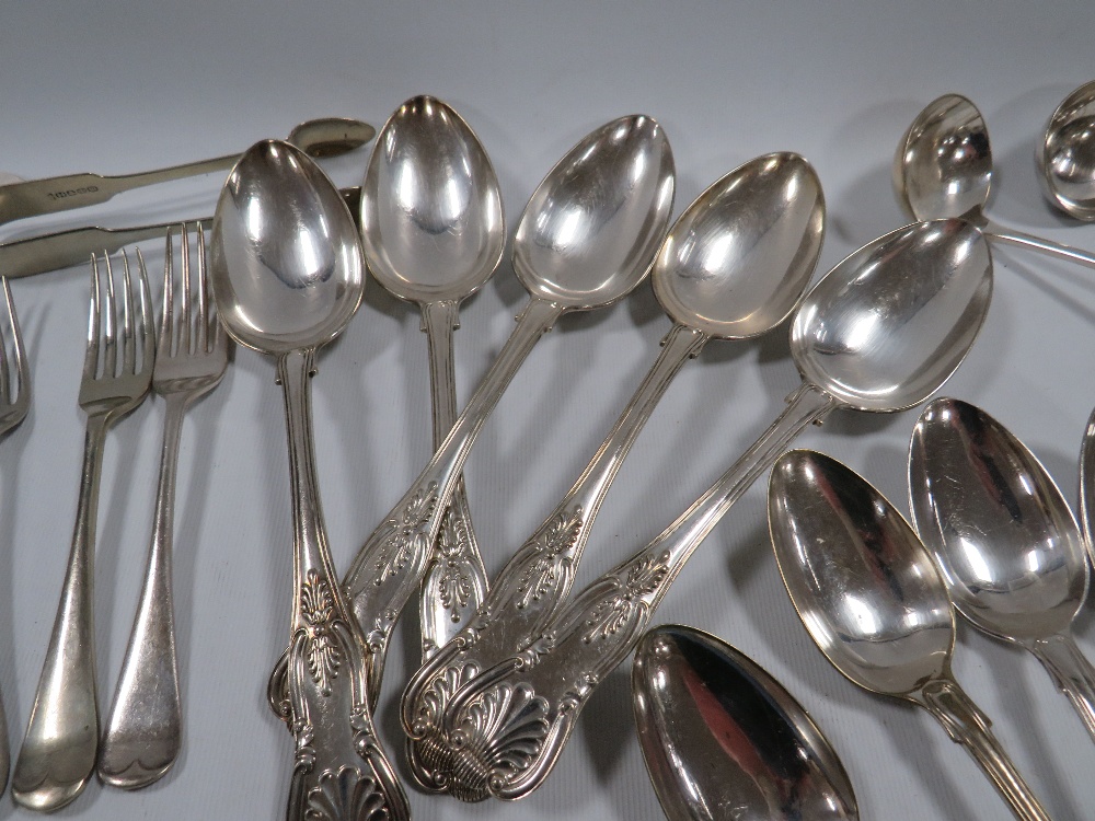A COLLECTION OF SILVERPLATED WARE TO INCLUDE KINGS PATTERN EXAMPLE - Image 3 of 6