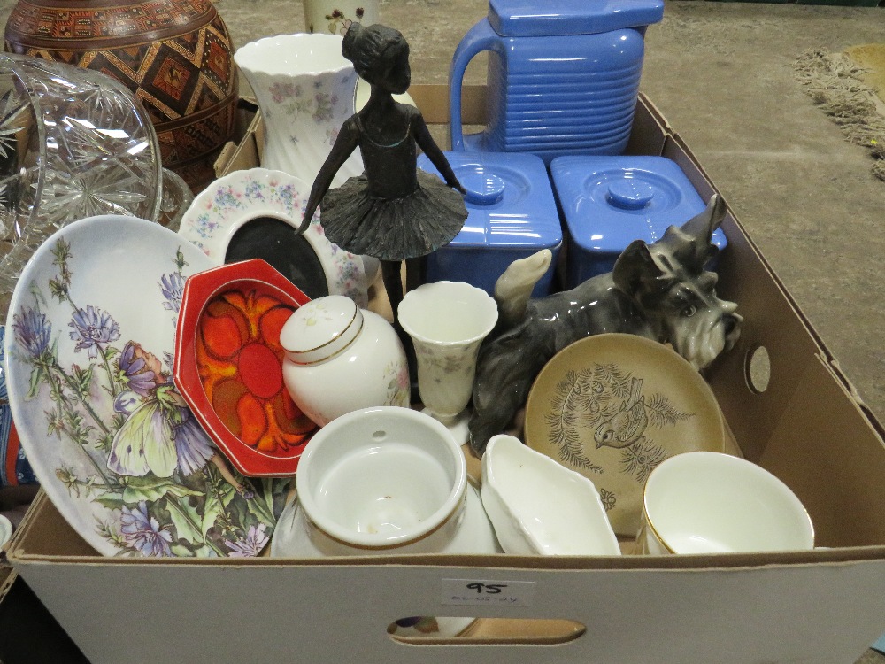 TWO TRAYS OF ASSORTED CERAMICS & GLASSWARE TO INCLUDE POOLE DELPHIS SMALL DISH, ZOLNAY PECS VASE, - Image 5 of 11
