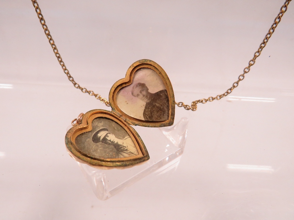 A VICTORIAN STYLE 9CT GOLD BACK AND FRONT LOCKET - Image 4 of 4