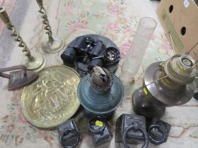 A TRAY OF ASSORTED METAL WARE TO INCLUDE SET OF 4 WEIGHTS, BRASS CANDLESTICKS ETC