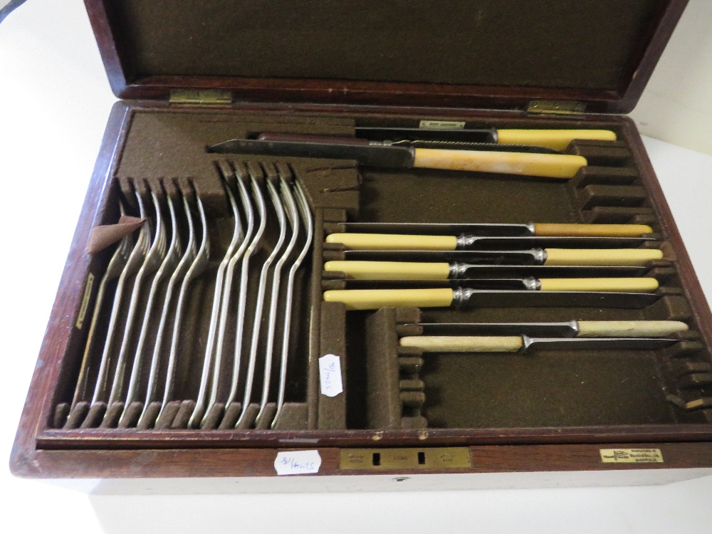 AN OAK CASED CANTEEN OF MAPPIN & WEBB CUTLERY