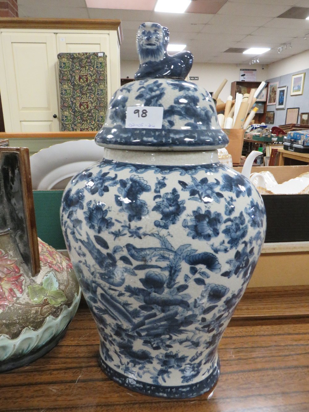 A WHITE PLASTER FIGURINE OF VENUS TOGETHER WITH THREE DECORATIVE VASES TO INCLUDE A MODERN - Image 5 of 6