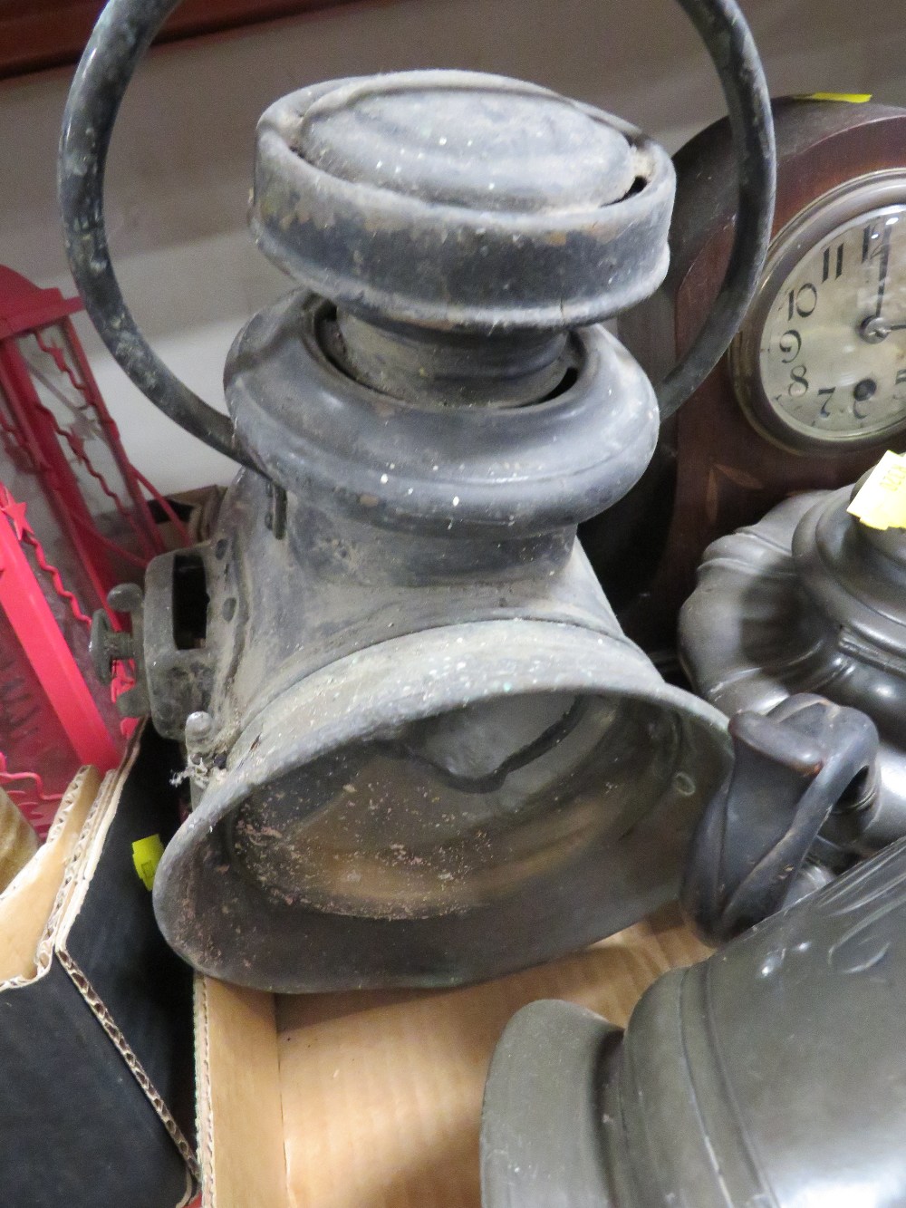 TWO TRAYS OF SUNDRIES TO INCLUDE AN ANTIQUE COACH LANTERN A/F CLOCKS ETC - Image 3 of 7