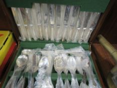 A CANTEEN OF ROBERTS & DOR CUTLERY (UNCHECKED)