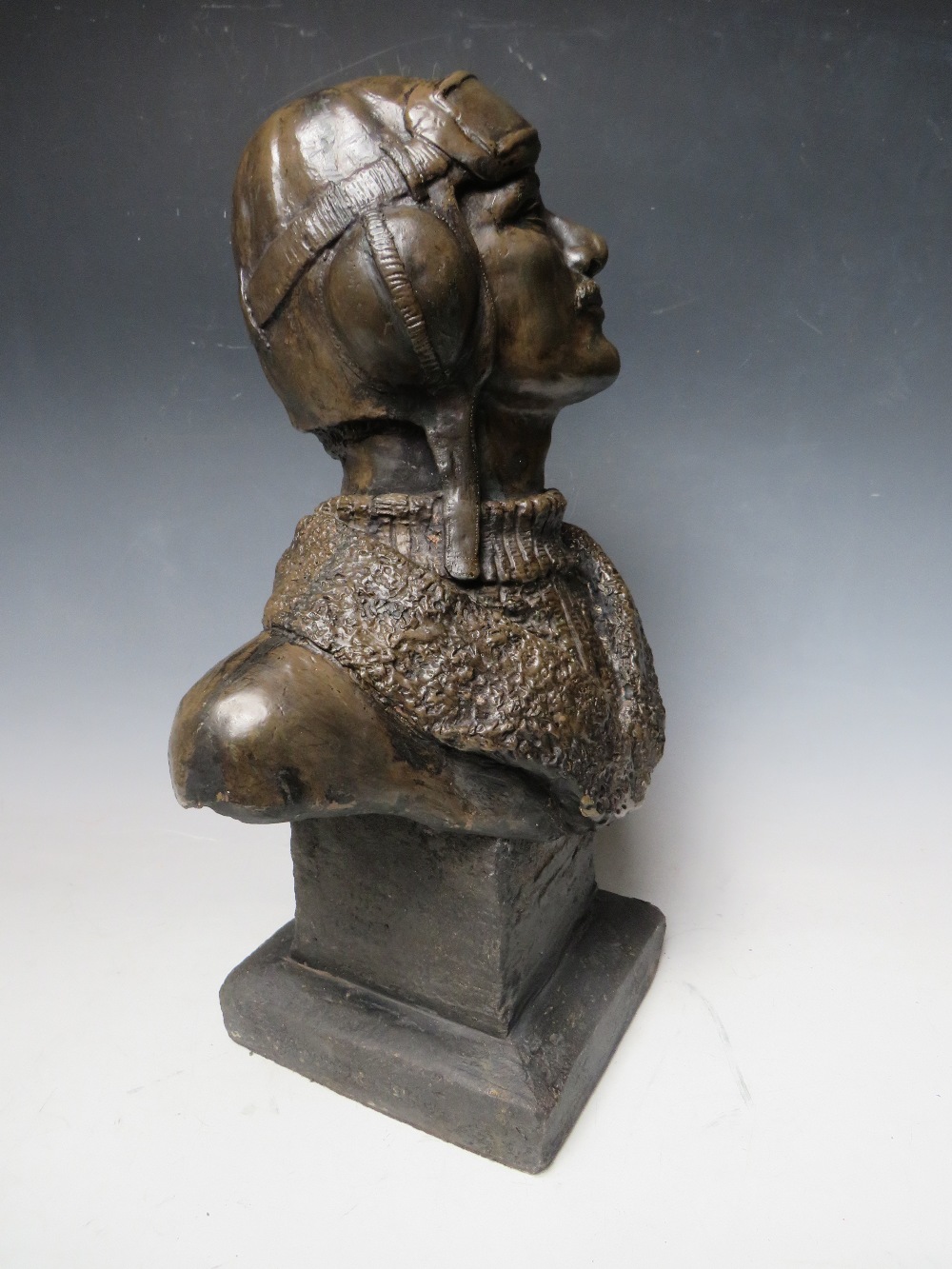 A KEITH LEE SCULPTURE / BUST OF AN RAF PILOT RAISED ON A PLINTH APPROX H 48 CM - Image 4 of 6