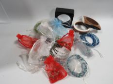 A BAG OF COSTUME JEWELLERY TO INCLUDE NECKLACE ETC