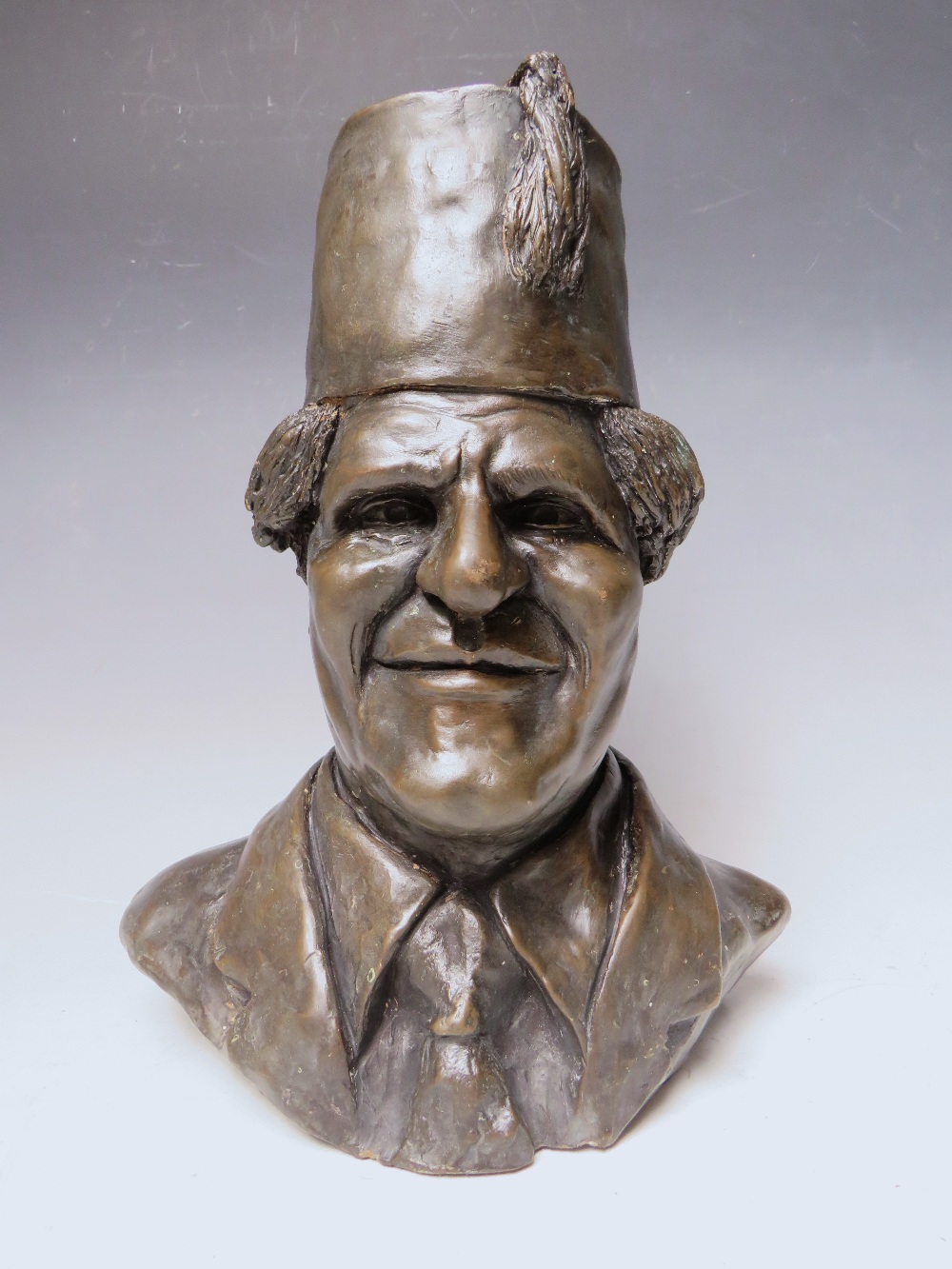 A KEITH LEE SCULPTURE / BUST OF TOMMY COOPER APPROX H 31 CM - Image 3 of 5