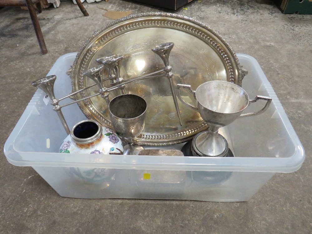 A QUANTITY OF ASSORTED SILVER PLATE AND METALWARE TO INCLUDE TWO TROPHIES, A SARDINE DISH, A LARGE - Image 7 of 7