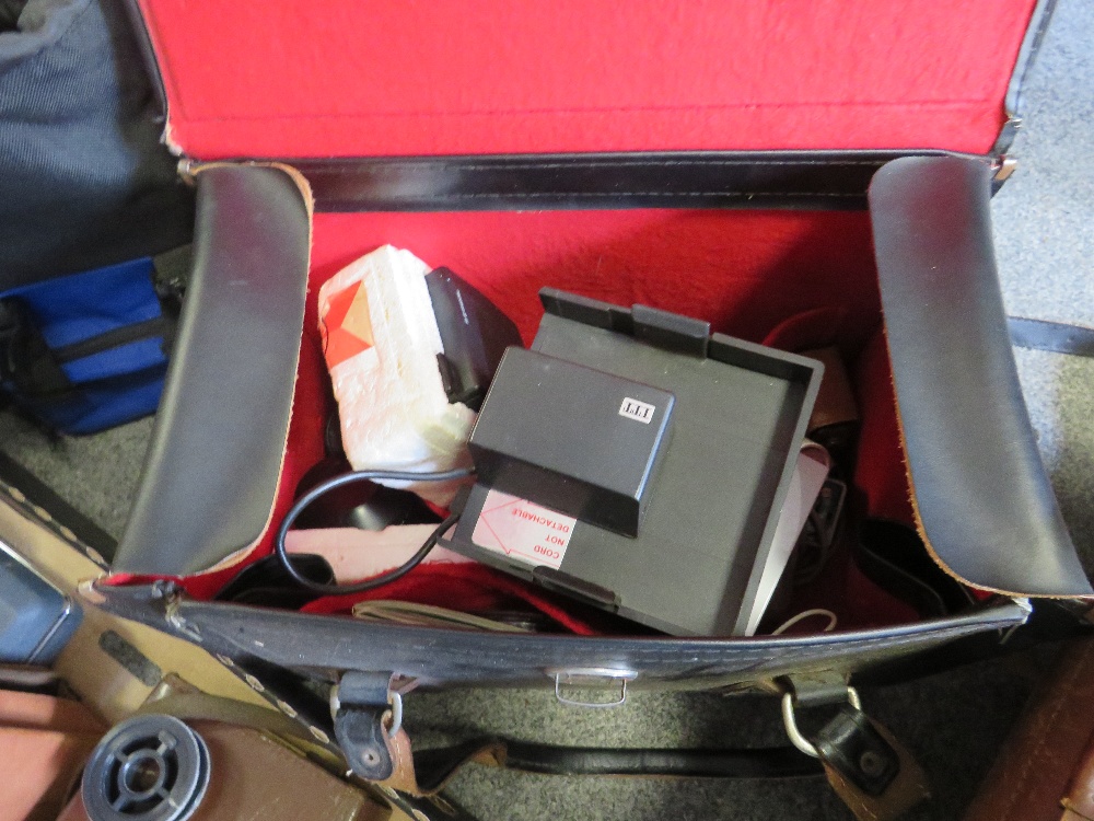 A TRAY OF SUNDRIES TO INCLUDE FISHING REELS, CAMERAS, VIDEO CAMERA ETC - Image 4 of 5