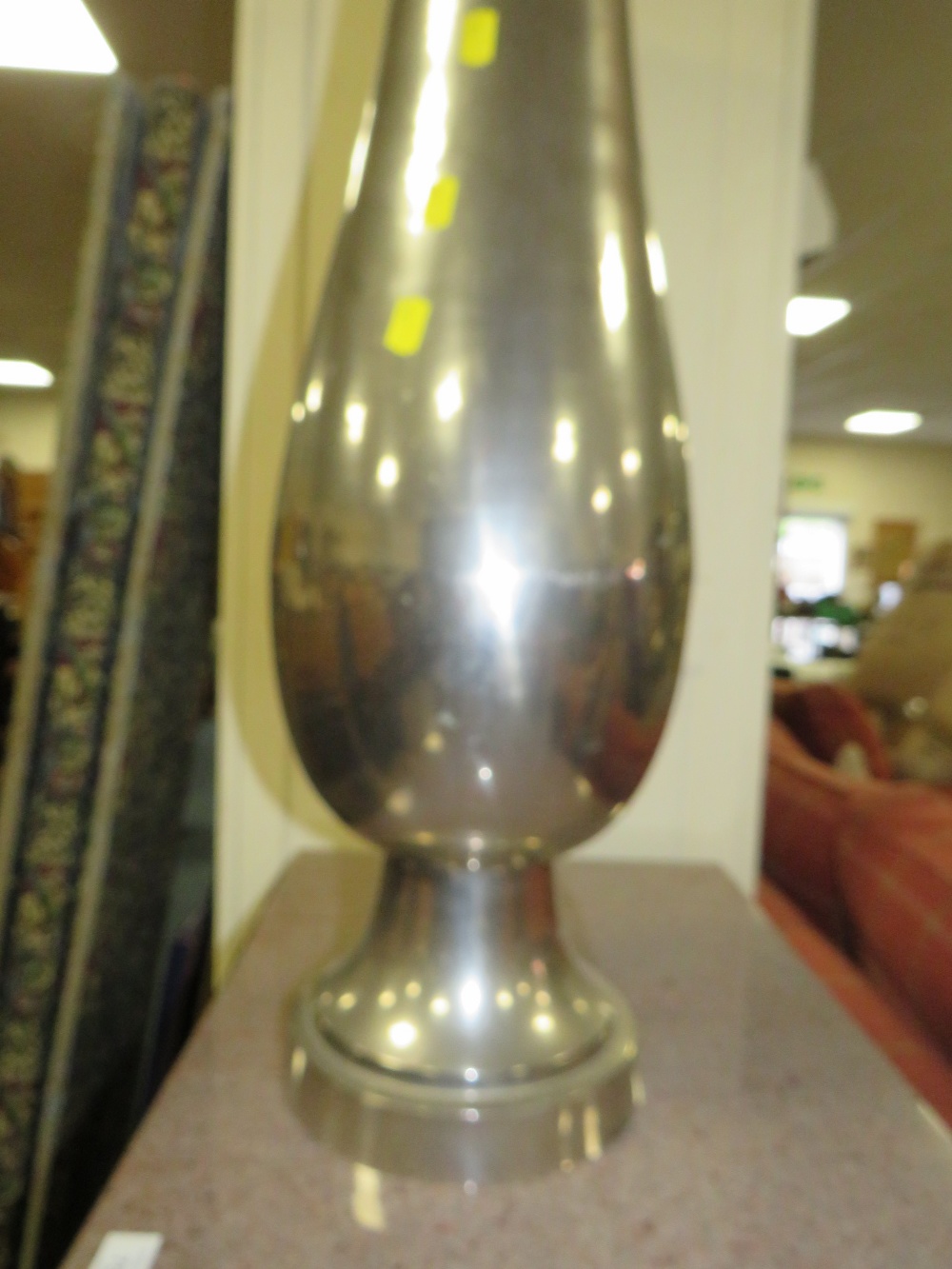 A LARGE MODERN METAL VASE H-91CM - Image 2 of 3