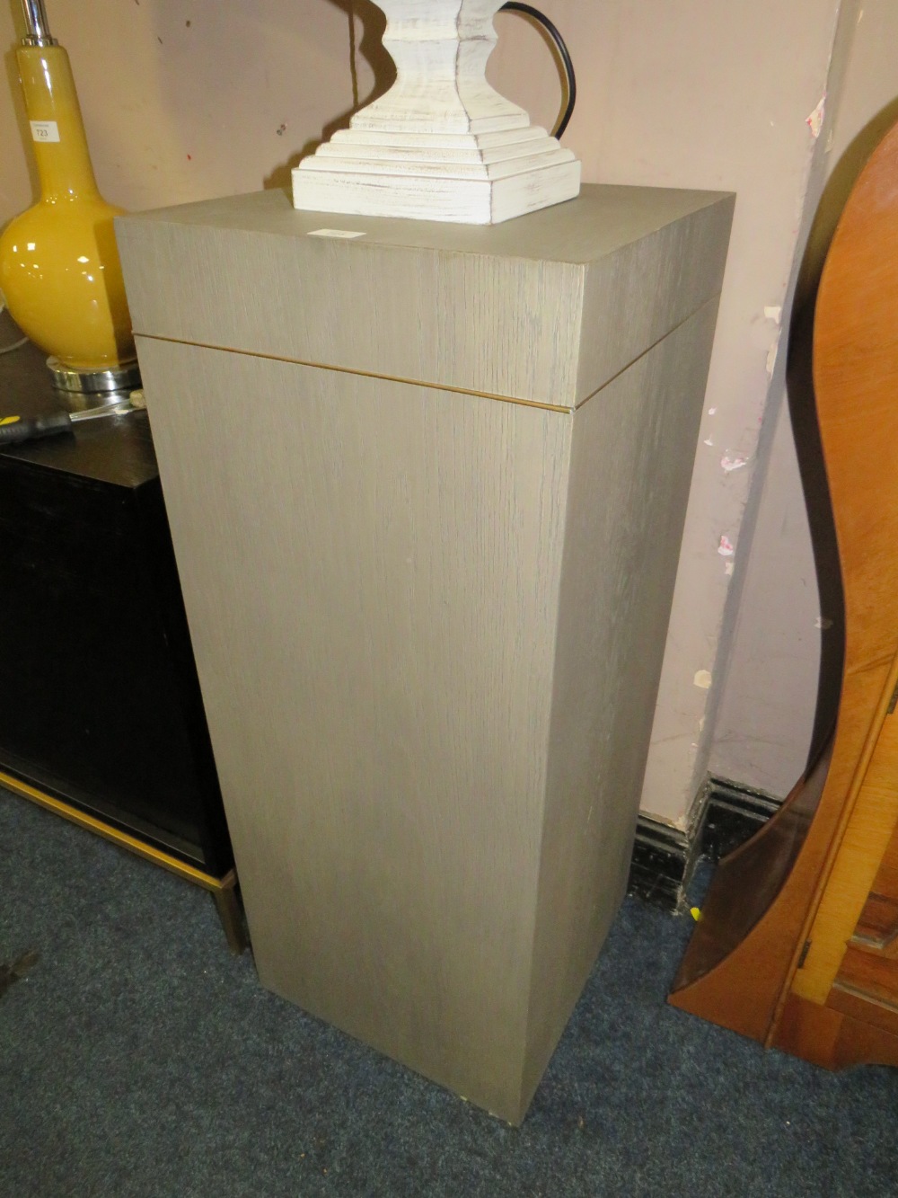 A MODERN GREY PEDESTAL AND A WHITE TABLE LAMP & SHADE (2) - Image 4 of 4