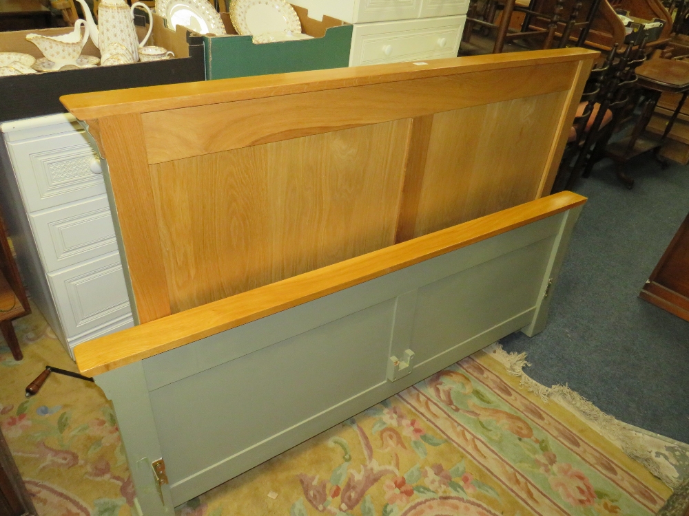 A MODERN OAK AND GREEN PAINTED KING SIZE BED FRAME - Image 4 of 8