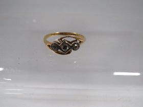 AN 18CT YELLOW GOLD THREE STONE DIAMOND RING approx weight 2.4g
