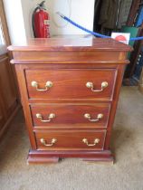 A SMALL REPRODUCTION MAHOGANY THREE DRAWER CHEST W-56 CM