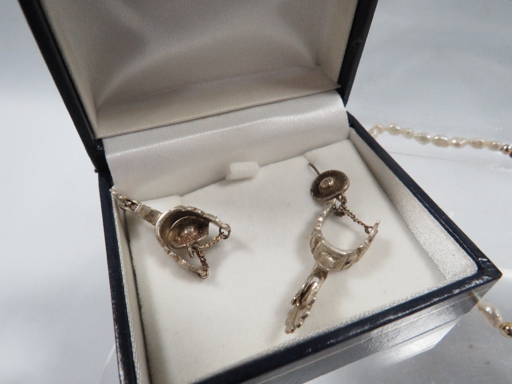 A BAG OF VINTAGE JEWELLERY TO INCLUDE SILVER AND OTHER RINGS ETC - Image 4 of 4