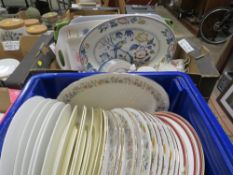 TWO TRAYS OF CERAMICS TO INCLUDE SIX ROYAL DOULTON ENGLISH RENAISSANCE DINNER PLATES