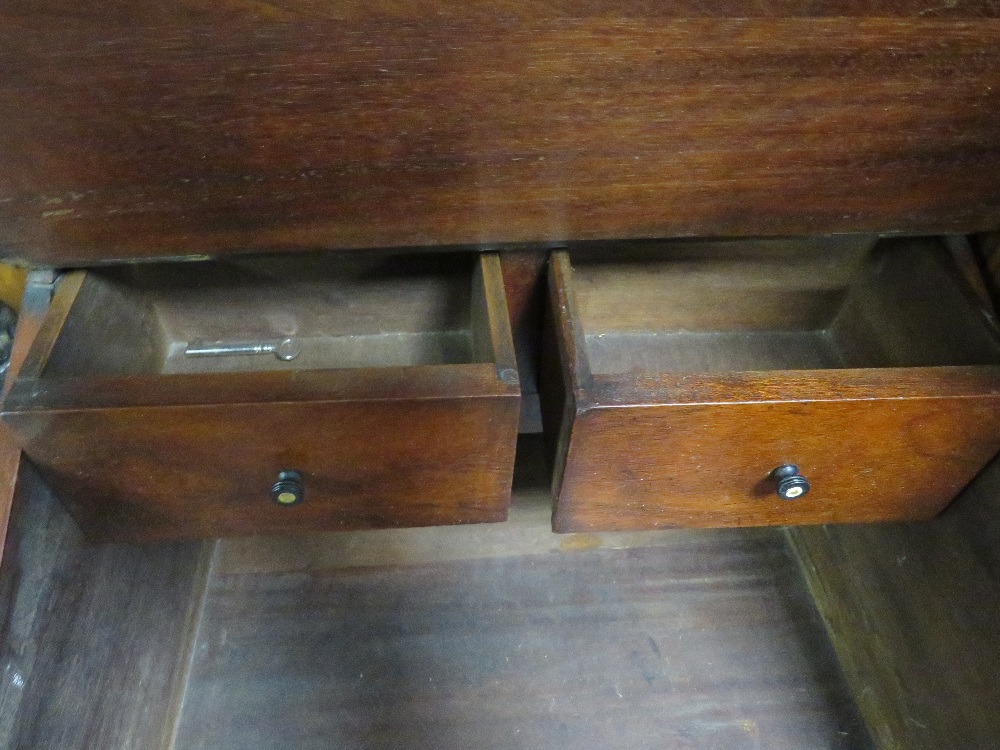 A MAHOGANY WRITING STAND WITH INTEGRATED DRAWS - Image 3 of 5