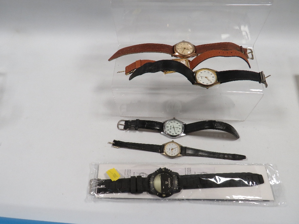 A TRAY OF ASSORTED WRIST WATCHES TO INCLUDE A VINTAGE INGERSOLL PILOTS STYLE WATCH - Image 2 of 5