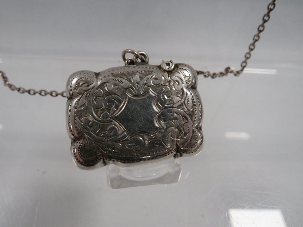 AN ANTIQUE SILVER VESTA CASE ON SILVER CHAIN - Image 2 of 5