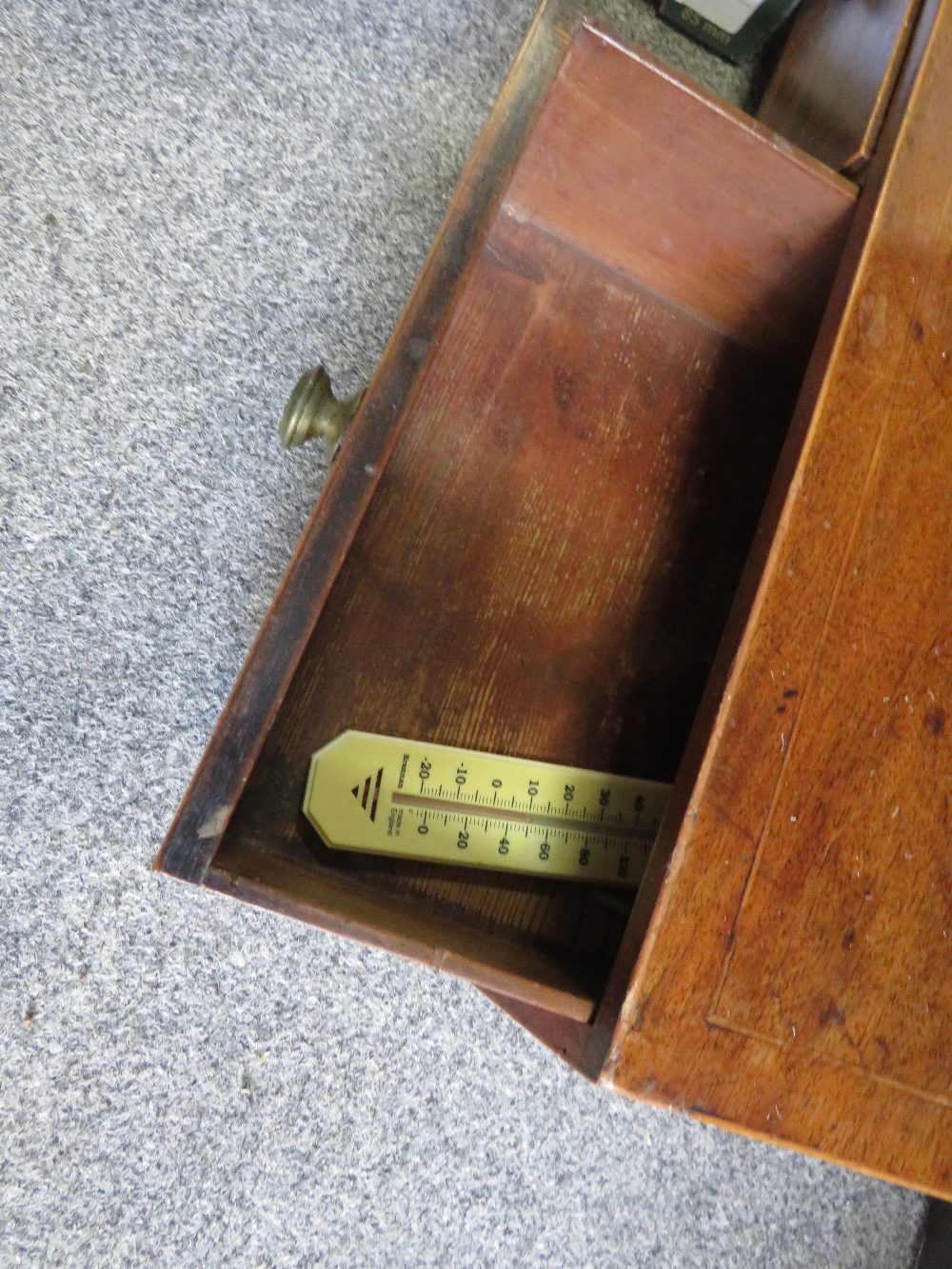 A VINTAGE DRESSING TABLE MIRROR WITH TWIN DRAWERS TOGETHER WITH A TRAY OF GLASSWARE ETC - Image 5 of 5