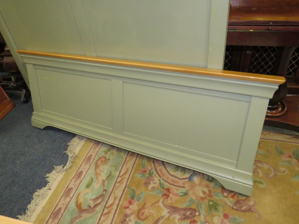 A MODERN OAK AND GREEN PAINTED KING SIZE BED FRAME - Image 2 of 8