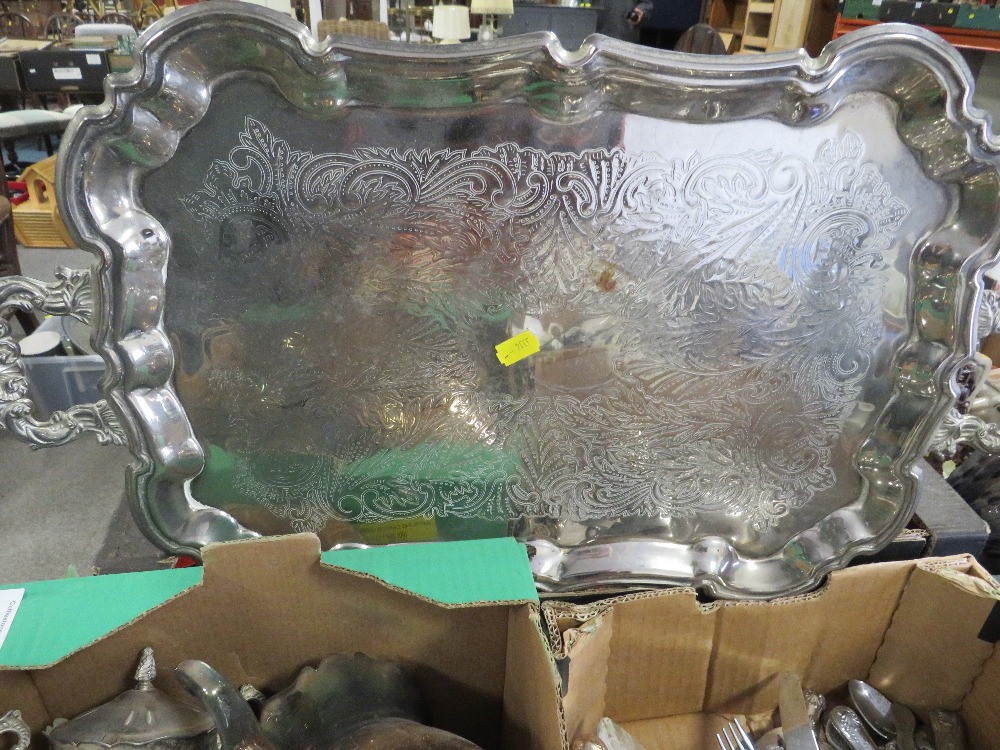 TWO TRAYS OF ASSORTED METAL WARE TO INCLUDE KING'S PATTERN CUTLERY ETC - Image 3 of 4