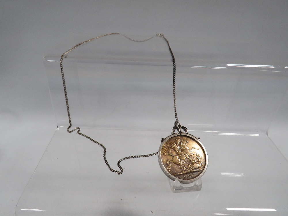 A 1889 SILVER CROWN PENDANT NECKLACE