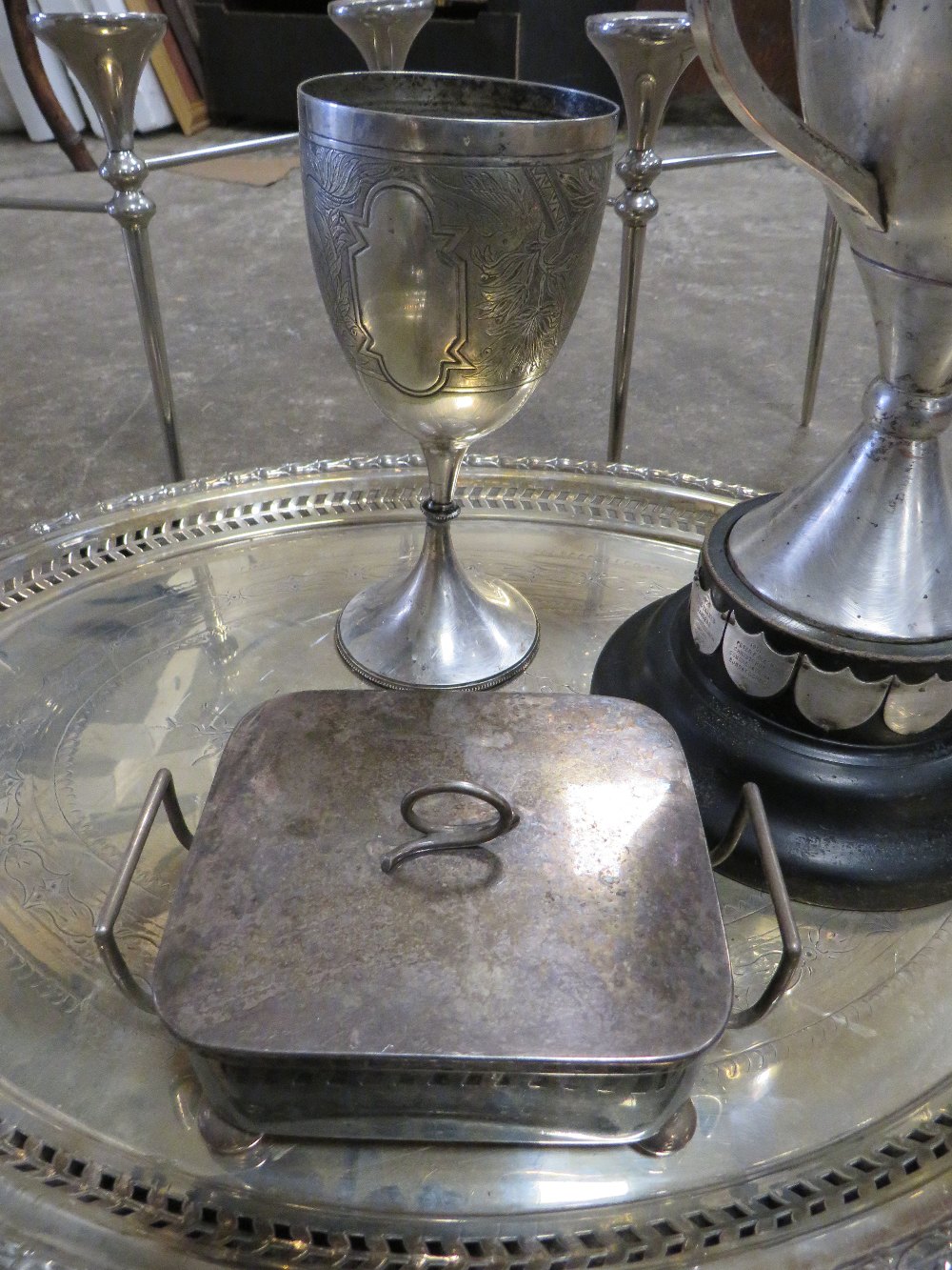 A QUANTITY OF ASSORTED SILVER PLATE AND METALWARE TO INCLUDE TWO TROPHIES, A SARDINE DISH, A LARGE - Image 5 of 7