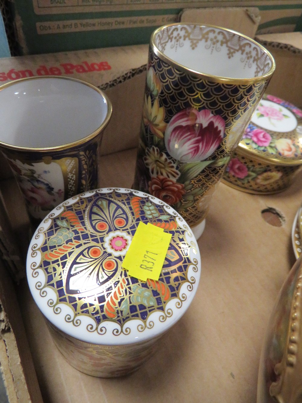 A TRAY OF ASSORTED FLORAL SPODE PLATES, VASES, PLATES ETC - Image 3 of 4