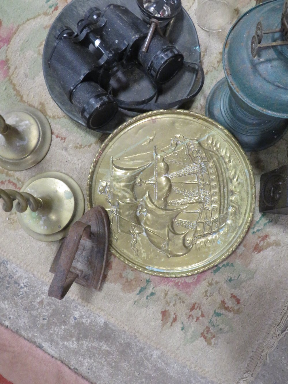 A TRAY OF ASSORTED METAL WARE TO INCLUDE SET OF 4 WEIGHTS, BRASS CANDLESTICKS ETC - Image 3 of 4