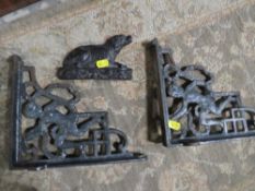 TWO CAST IRON BRACKETS WITH FIGURAL DETAIL TOGETHER WITH A SMALL CAST IRON DOG (3)